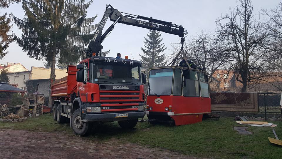 Będzin-Grodziec. Budowa pomnika linii tramwajowej nr 25 na terenie Ochotniczej Straży Pożarnej. Maj 2017