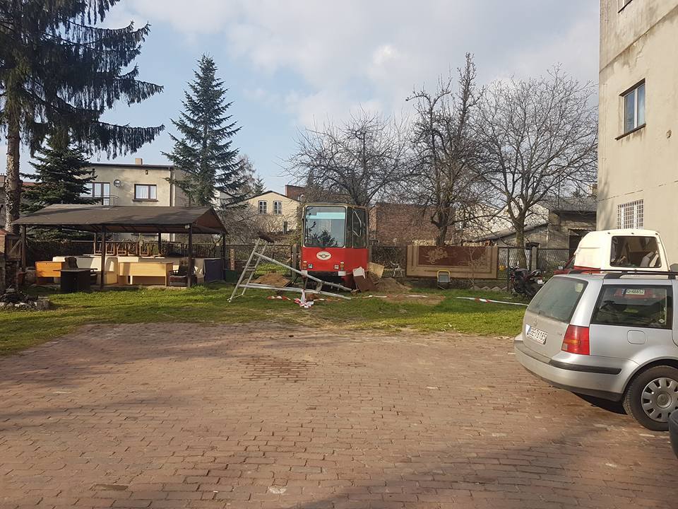 Będzin-Grodziec. Budowa pomnika linii tramwajowej nr 25 na terenie Ochotniczej Straży Pożarnej. Maj 2017