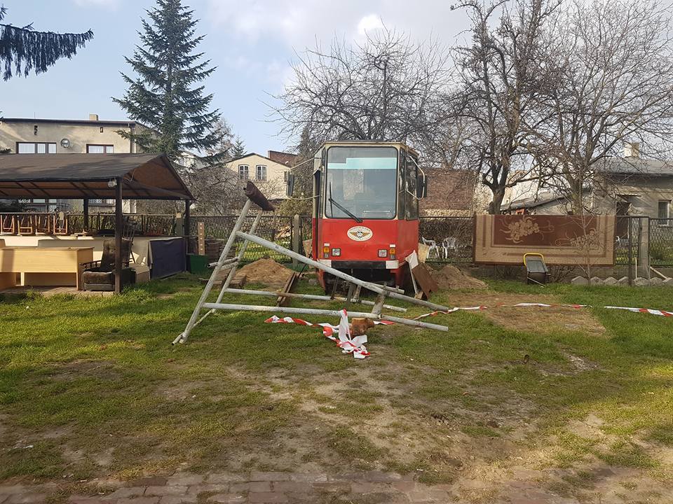 Będzin-Grodziec. Budowa pomnika linii tramwajowej nr 25 na terenie Ochotniczej Straży Pożarnej. Maj 2017