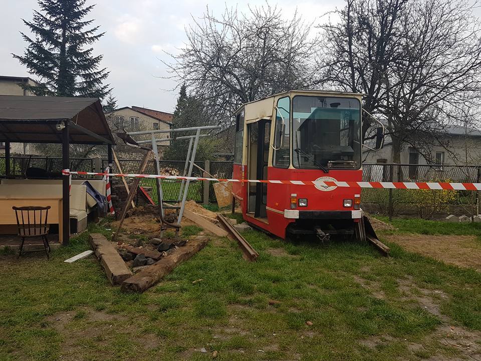 Będzin-Grodziec. Budowa pomnika linii tramwajowej nr 25 na terenie Ochotniczej Straży Pożarnej. Maj 2017
