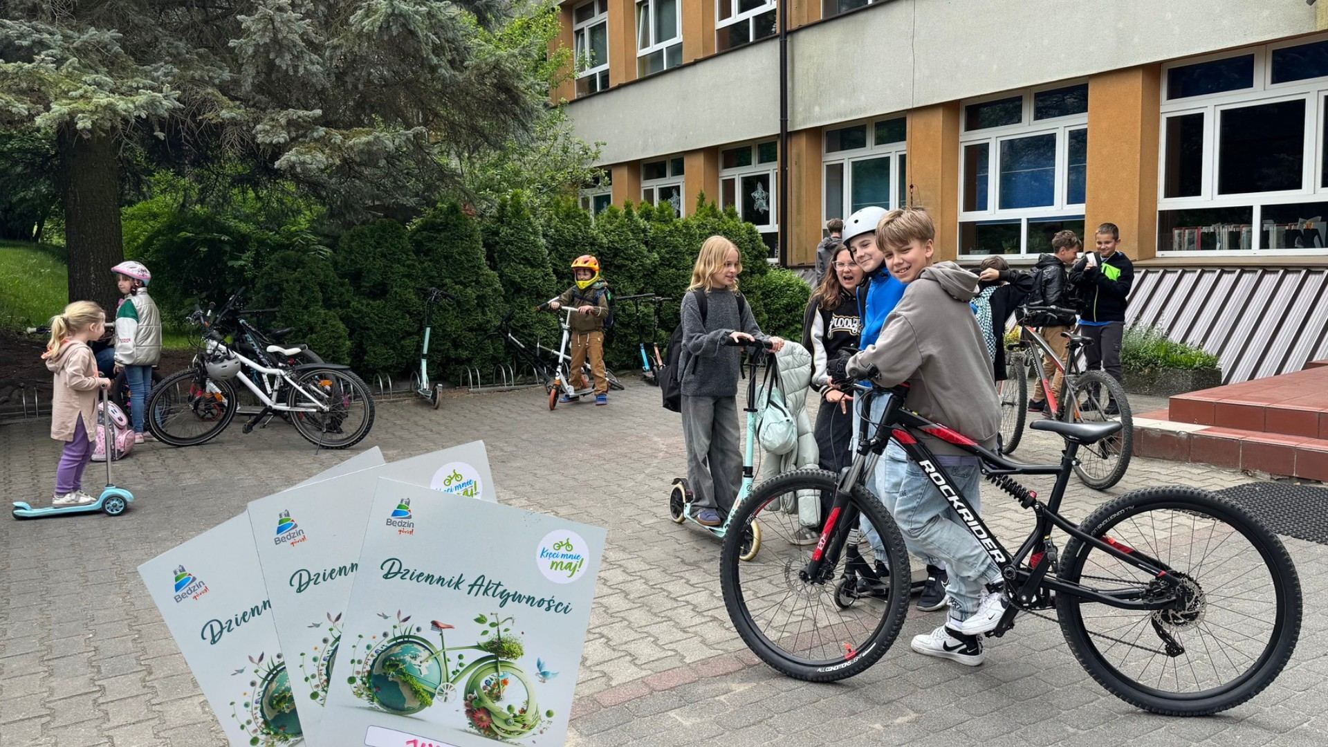 Będzin. „Kręci mnie maj” startuje już od poniedziałku. Jeżdżąc do szkoły i przedszkola rowerem lub hulajnogą, można „wykręcić” nagrody i… zdrowie!