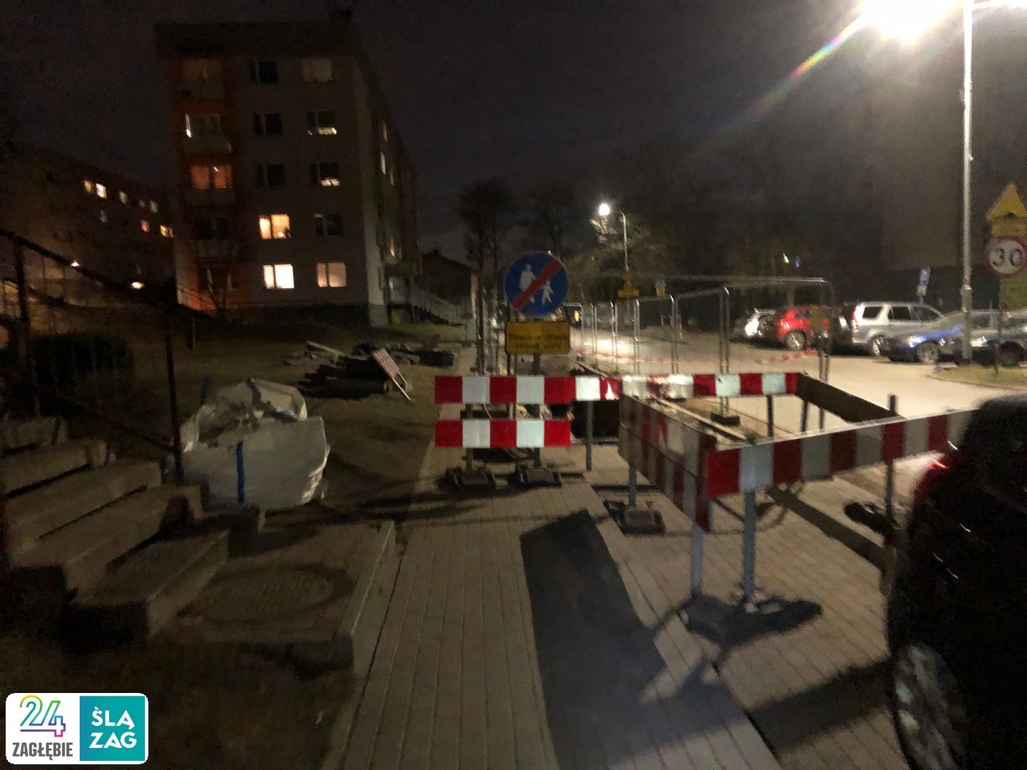 Będzin-Ksawera. Ulica Wisławy Szymborskiej. Wykop, do którego wpadł mężczyzna 6 marca 2025 roku. Stan na 9 marca 2025 roku. Widać nieprawidłowe zabezpieczenie, mimo poprawienia.