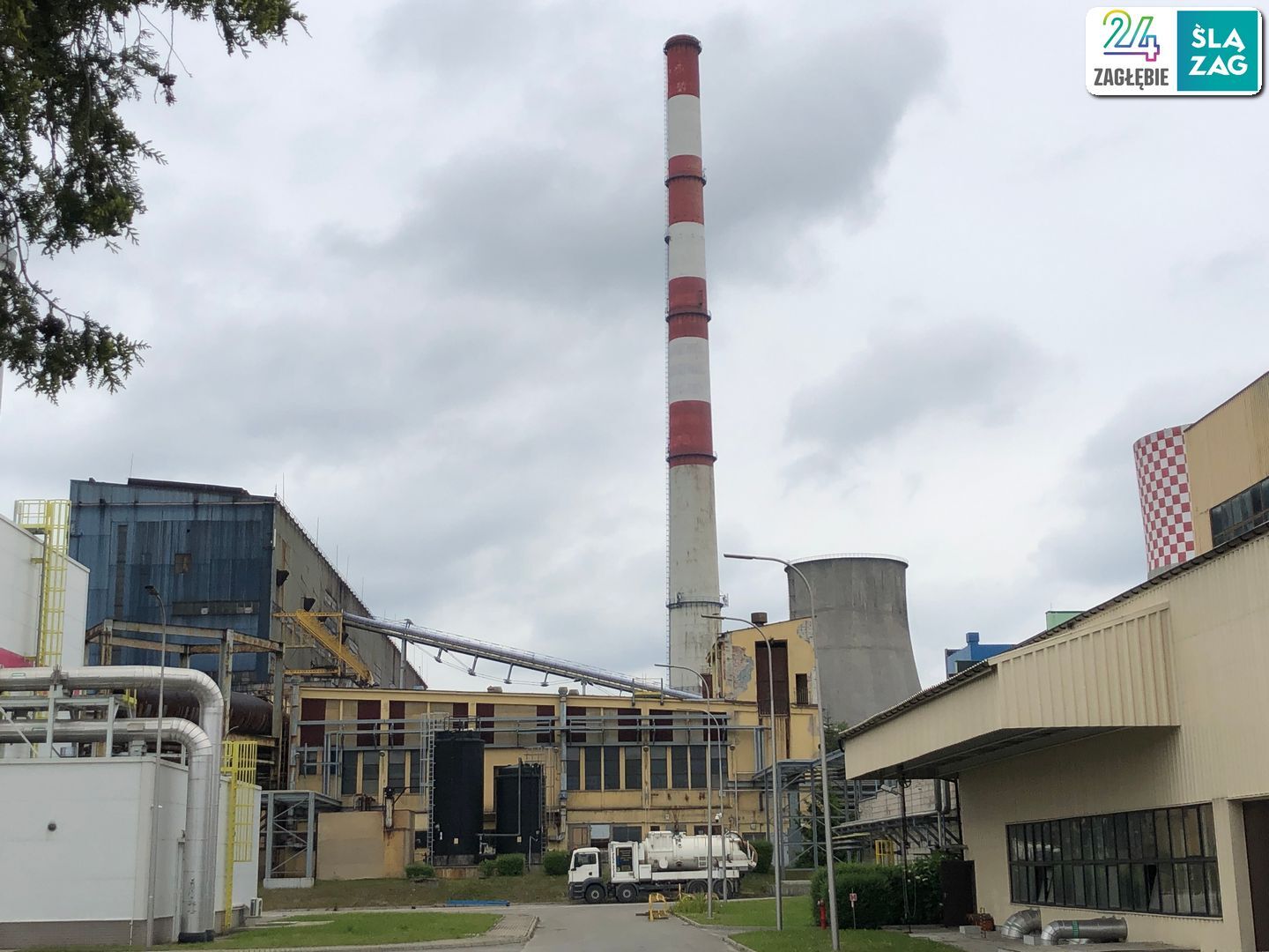 Będzin-Łagisza. „Elektrownia Łagisza”. Zaznaczone miejsca po chłodniach kominowych (pomarańczowy) i wyburzoną 30 maja 2025 roku chłodnię (czerwony).