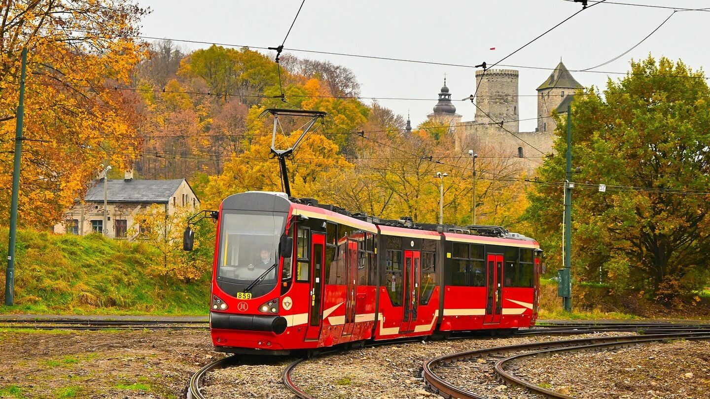 Będzin. Tramwaj Modertrans Moderus Beta MF 16 AC BD Nr 859 zbliża się do przystanku Osiedle Zamkowe – Jasielska.  22 października 2022.