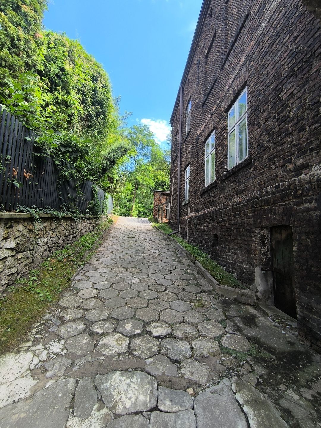 Będzin-Podzamcze. Kościół Świętej Trójcy. Za bramą. Sierpień 2026