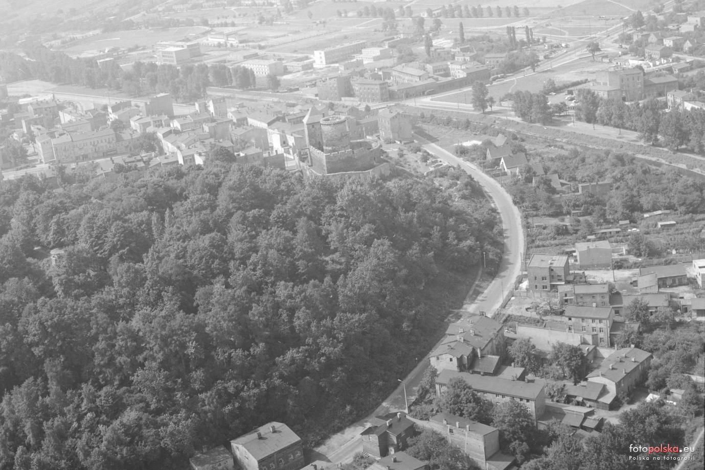 Będzin. Zamek i miejsce, gdzie dopiero powstanie „Nerka”. Zdjęcie lotnicze. Rok 1975.