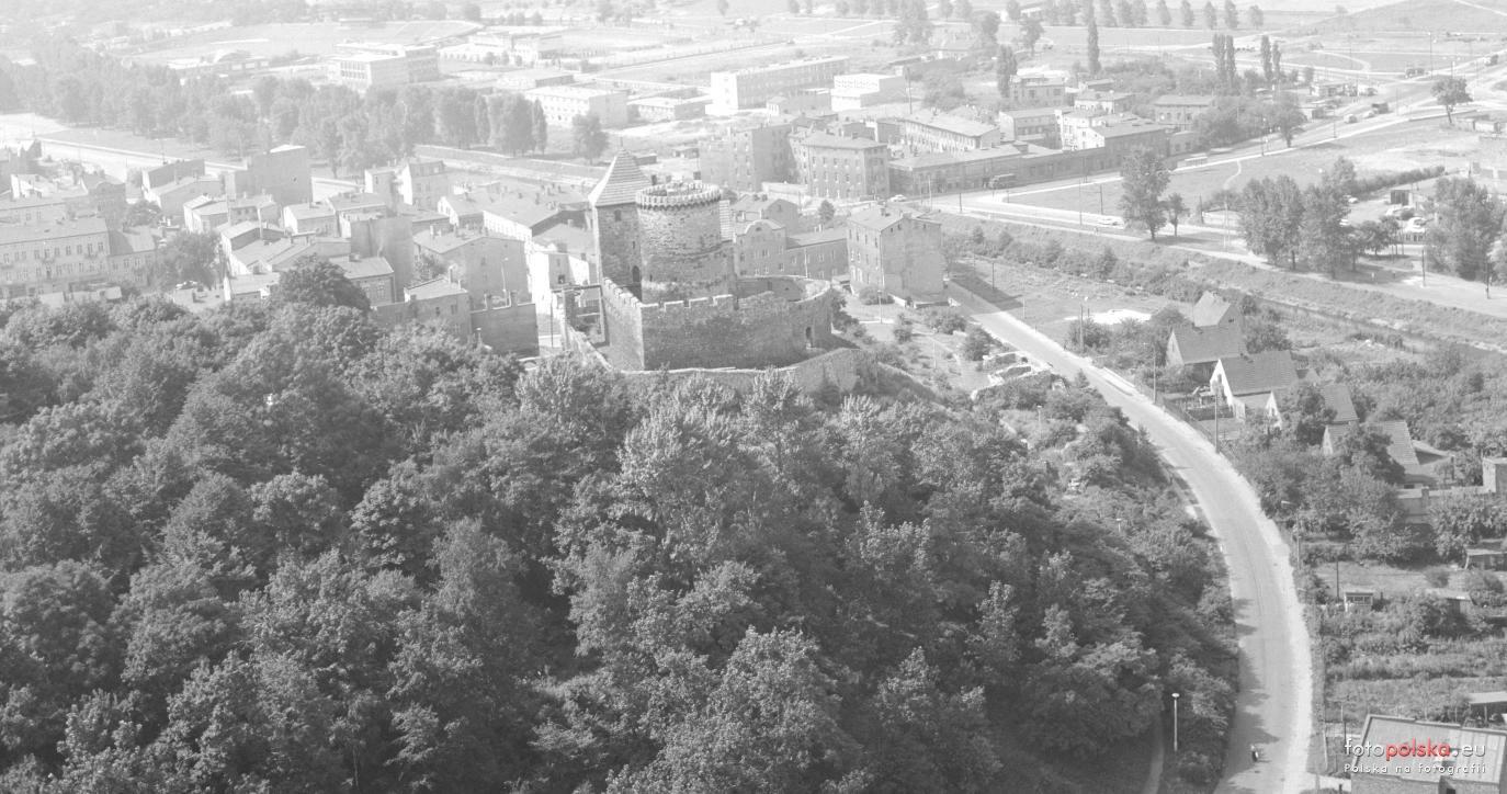 Będzin. Zamek i miejsce, gdzie powstanie „Nerka”. Zdjęcie lotnicze. Rok 1975.