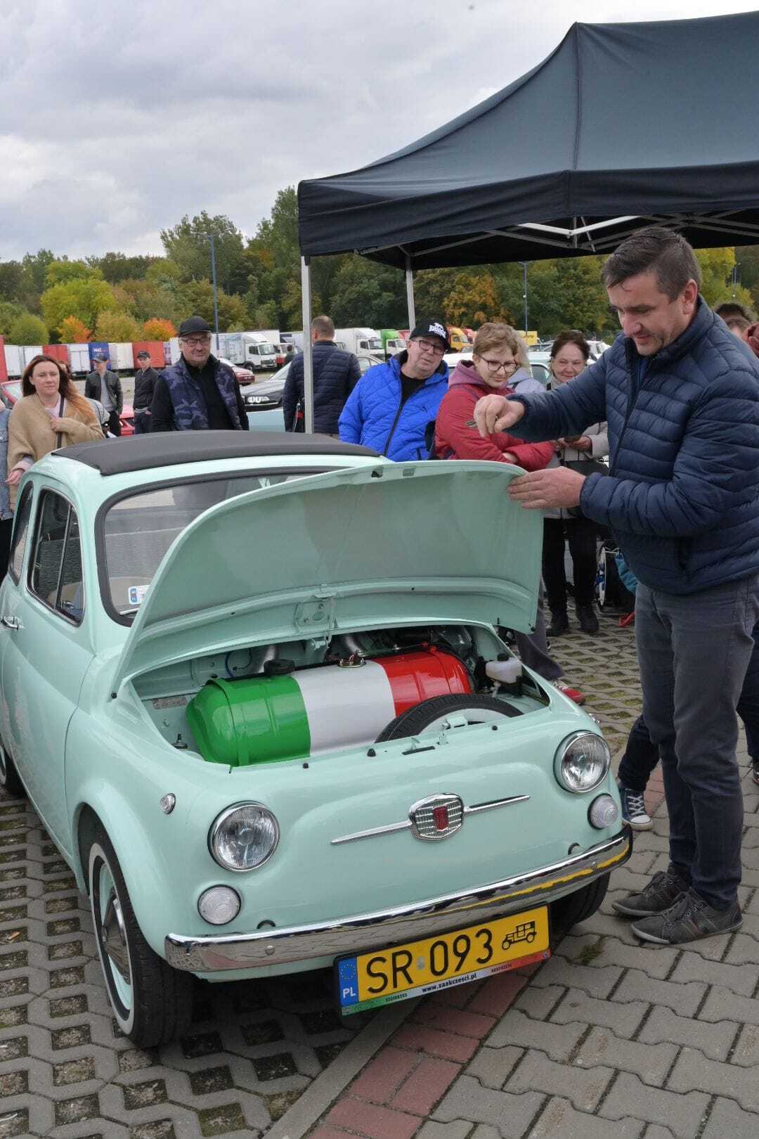 «Klasyczna Niedziela» czyli zlot pojazdów starych lub ciekawych na targu w Będzinie.