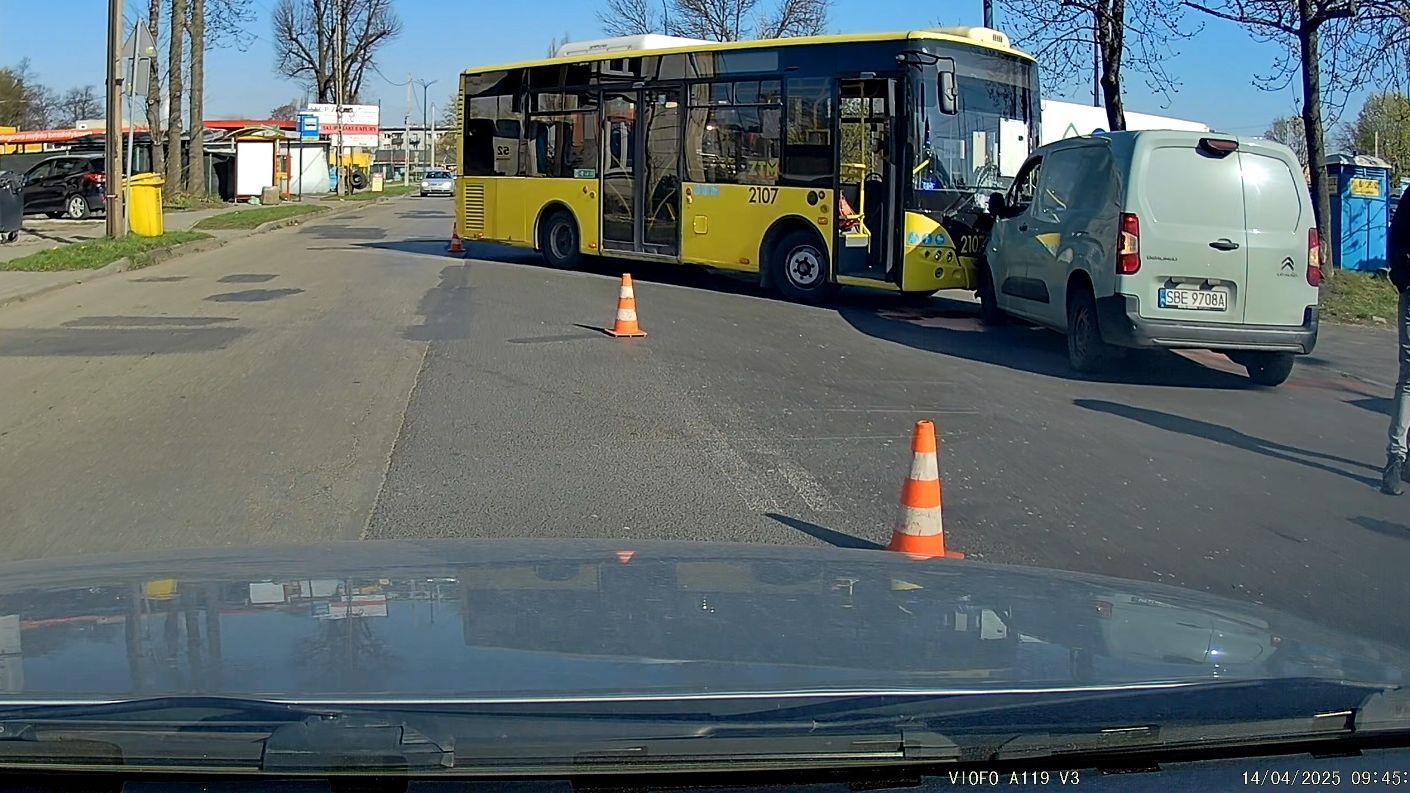 Będzin, ul. Tadeusza Kościuszki. Zderzenie autobusu z samochodem osobowym. 14 kwietnia 2025.