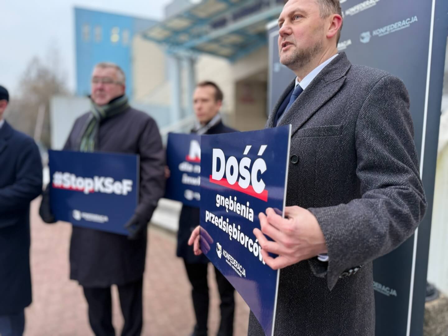 Będzin. Demonstracja przeciw wprowadzeniu KSeF pod siedzibą Urzędu Skarbowego. 23 stycznia 2026.