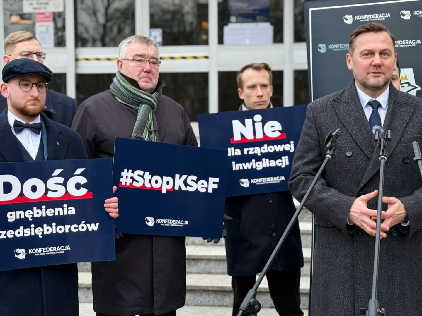 Będzin. Demonstracja przeciw wprowadzeniu KSeF pod siedzibą Urzędu Skarbowego. 23 stycznia 2026.