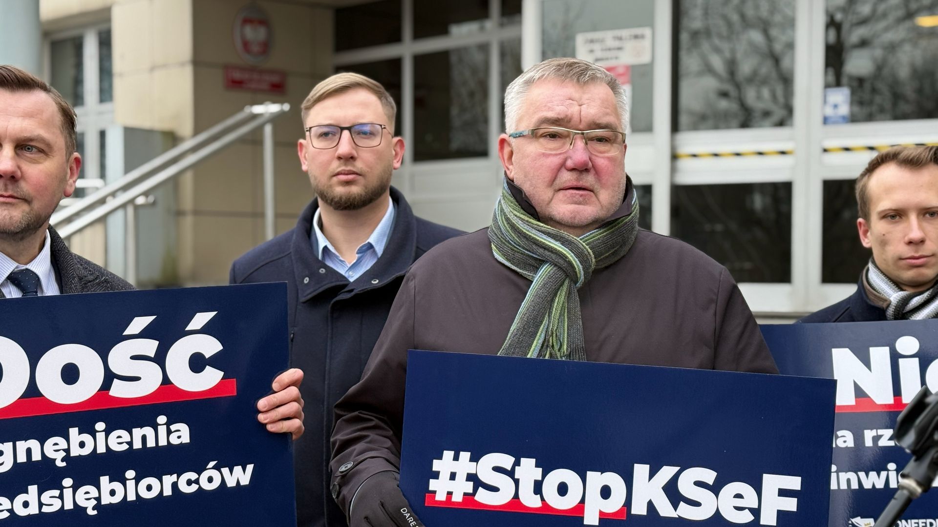 Będzin. Demonstracja przeciw wprowadzeniu KSeF pod siedzibą Urzędu Skarbowego. 23 stycznia 2026.