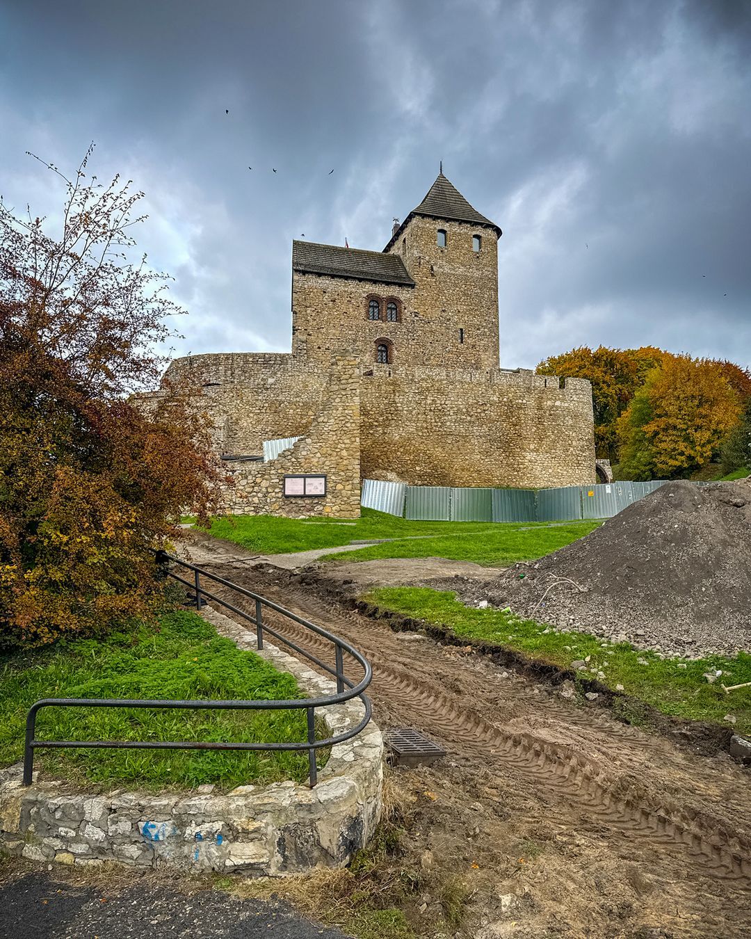 Zamek w Będzinie. Droga kamienna w trakcie remontu. Październik 2025.