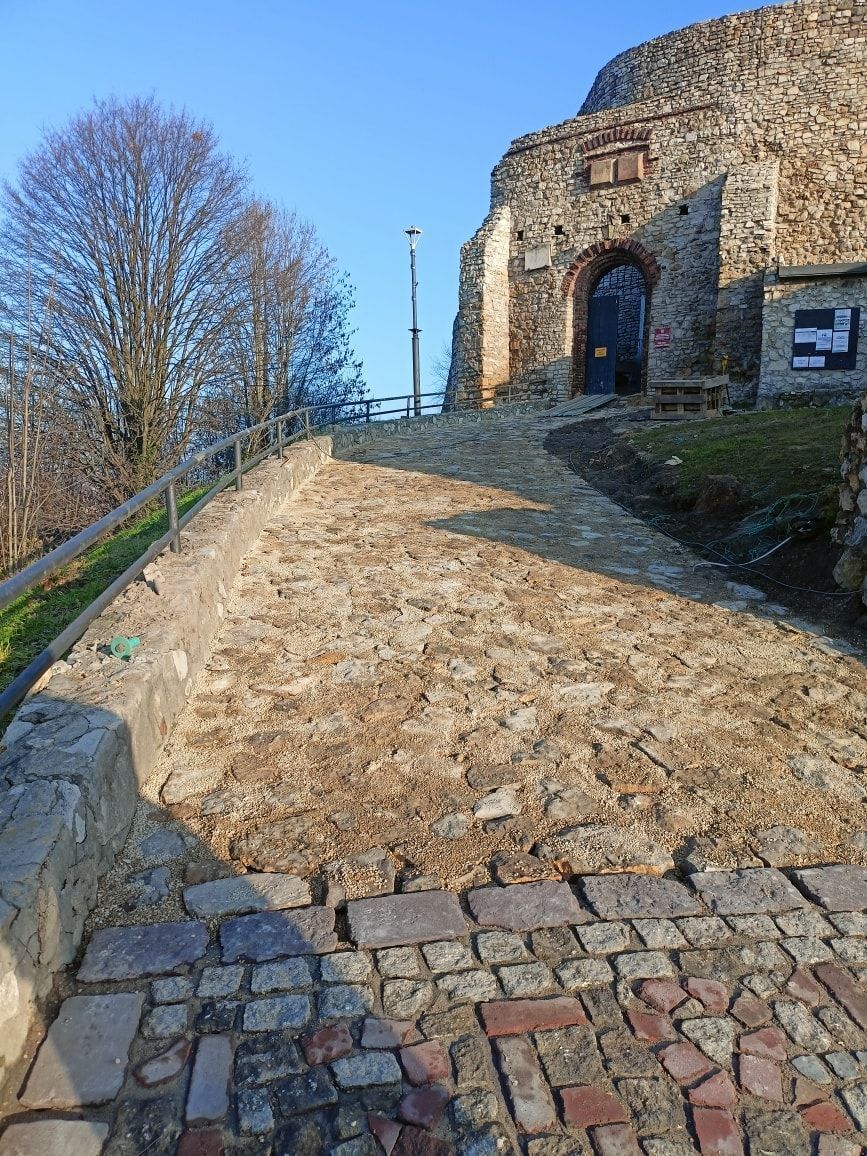 Zamek w Będzinie. Droga kamienna w trakcie remontu. Grudzień 2025.
