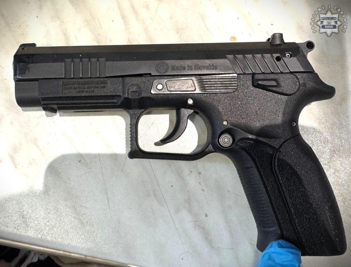 Zatrzymanie za posiadanie narkotyków i broni. Brzękowice (gmina Psary), Będzin, Sosnowiec. 8 kwietnia 2025.