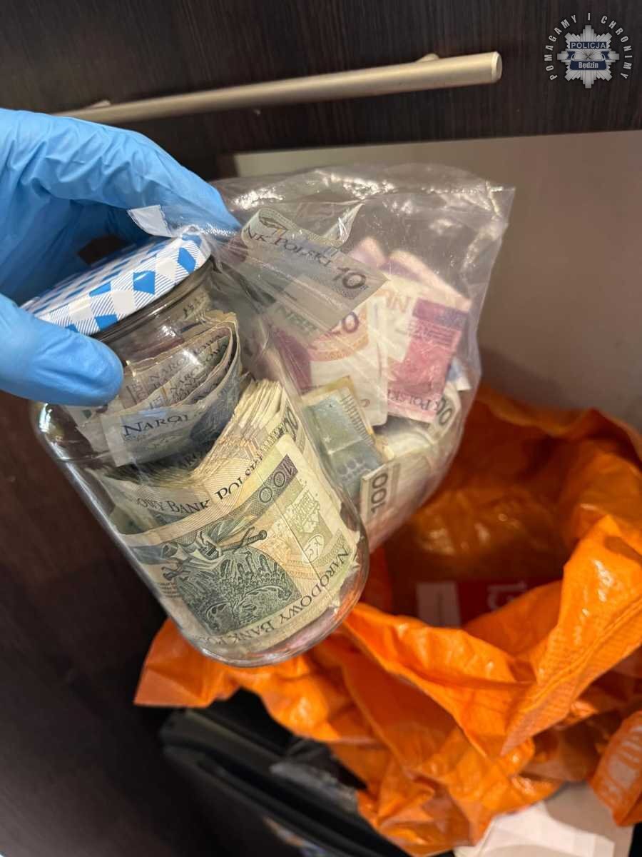 Zatrzymanie za posiadanie narkotyków i broni. Brzękowice (gmina Psary), Będzin, Sosnowiec. 8 kwietnia 2025.