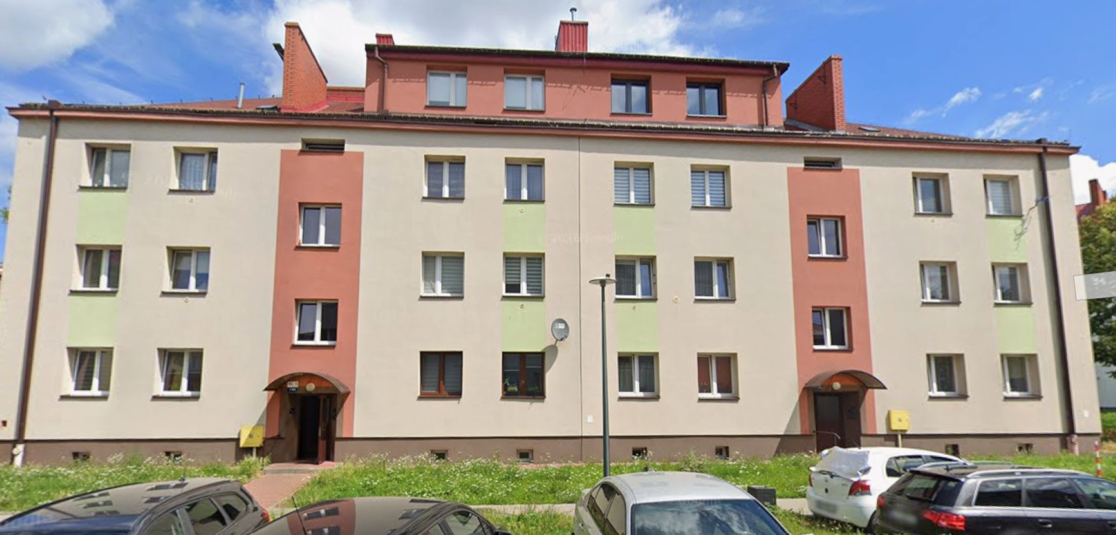 Blok przy ul. Mickiewicza 4 w Dąbrowie Górniczej. Fot. Google Maps