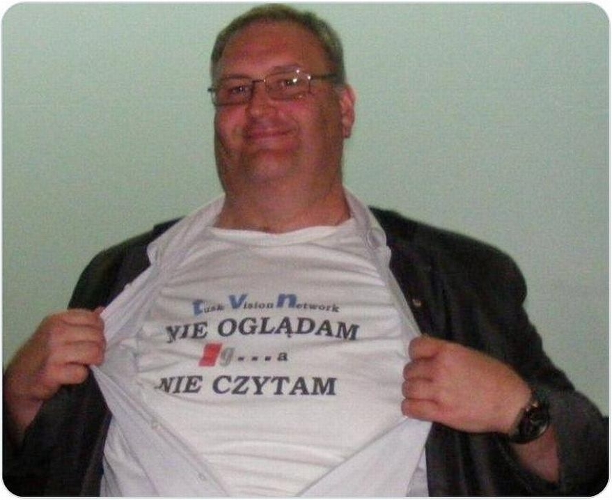Bogdan Święczkowski w koszulce z napisami: „Tusk Vision Network – nie oglądam. G...o – nie czytam.”. 2011 rok