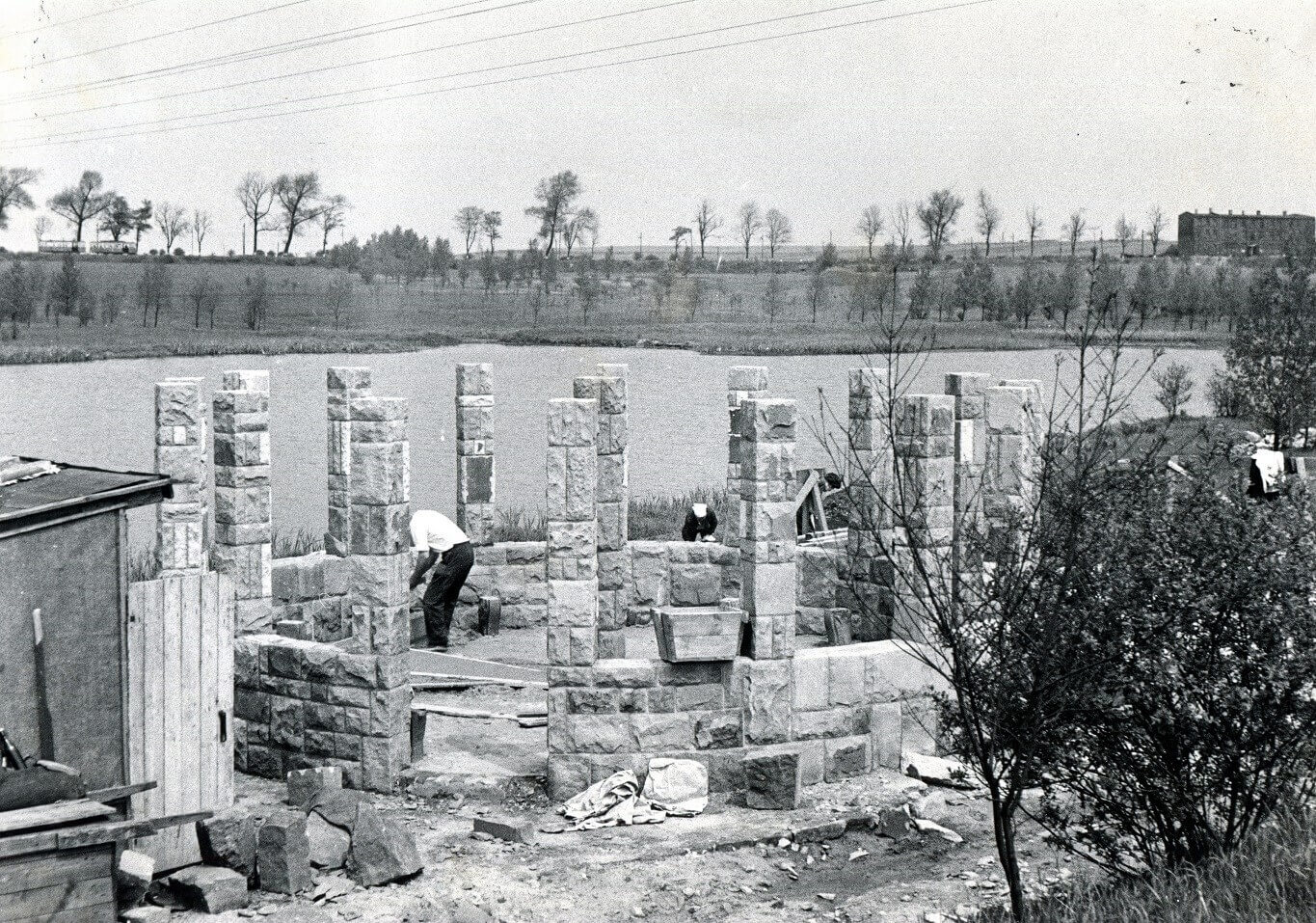Budowa wejścia do Alpinarium (obecnej Łabędziarni), lata 50. W tle staw Hutnik