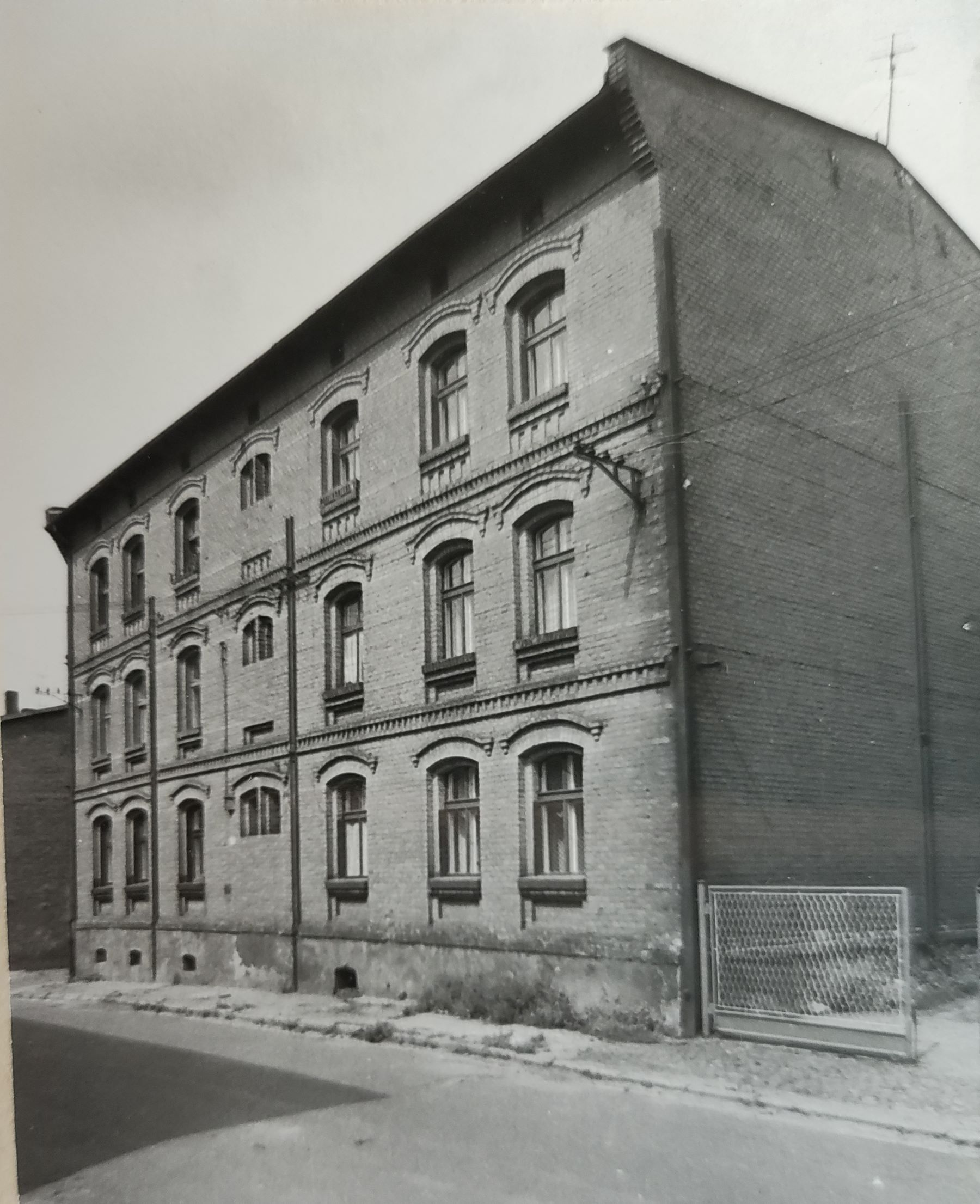 Budynek przy ul. Bończyka 9 w 1984 r.