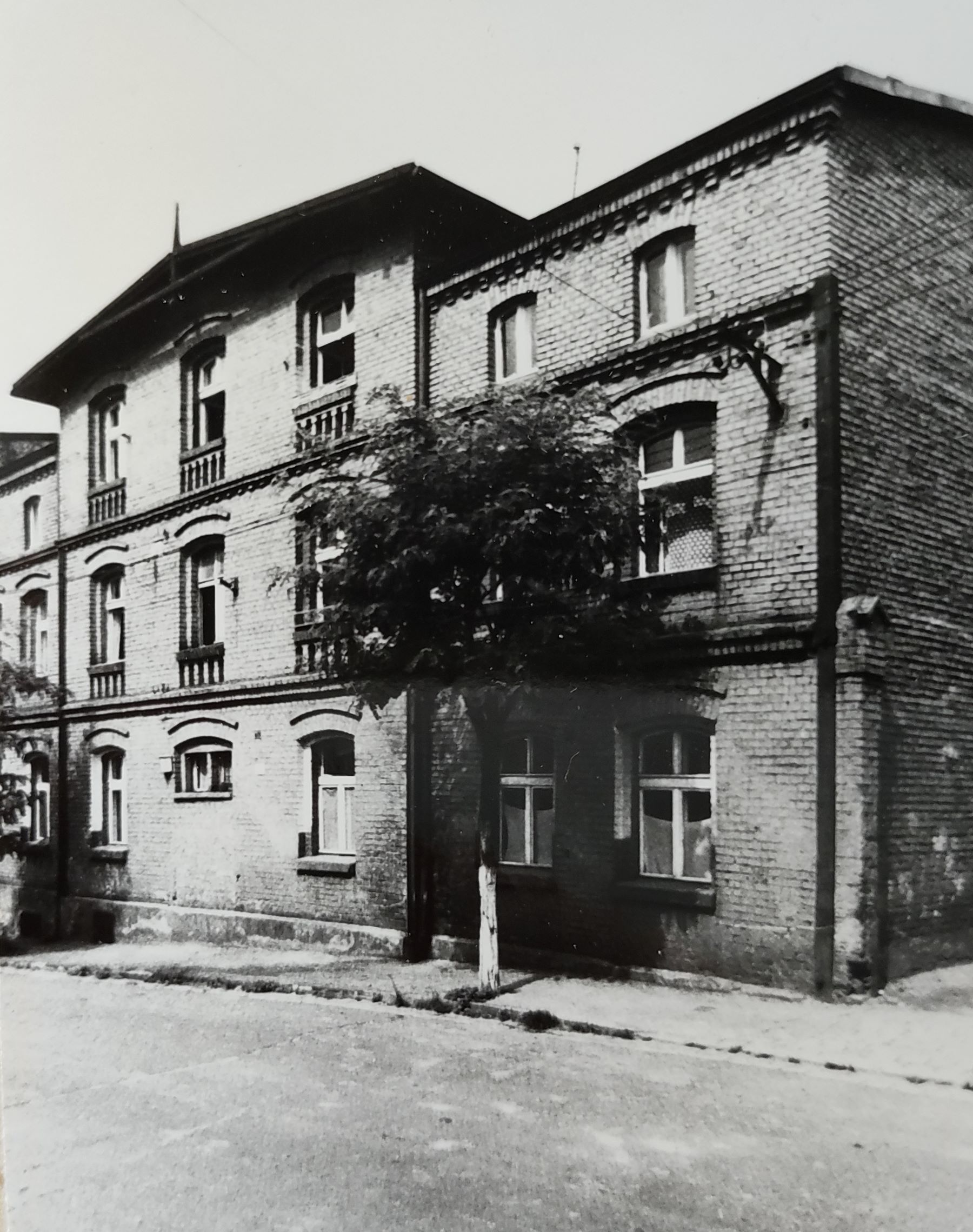 Budynek przy ul. Bończyka 7 w 1984 r.