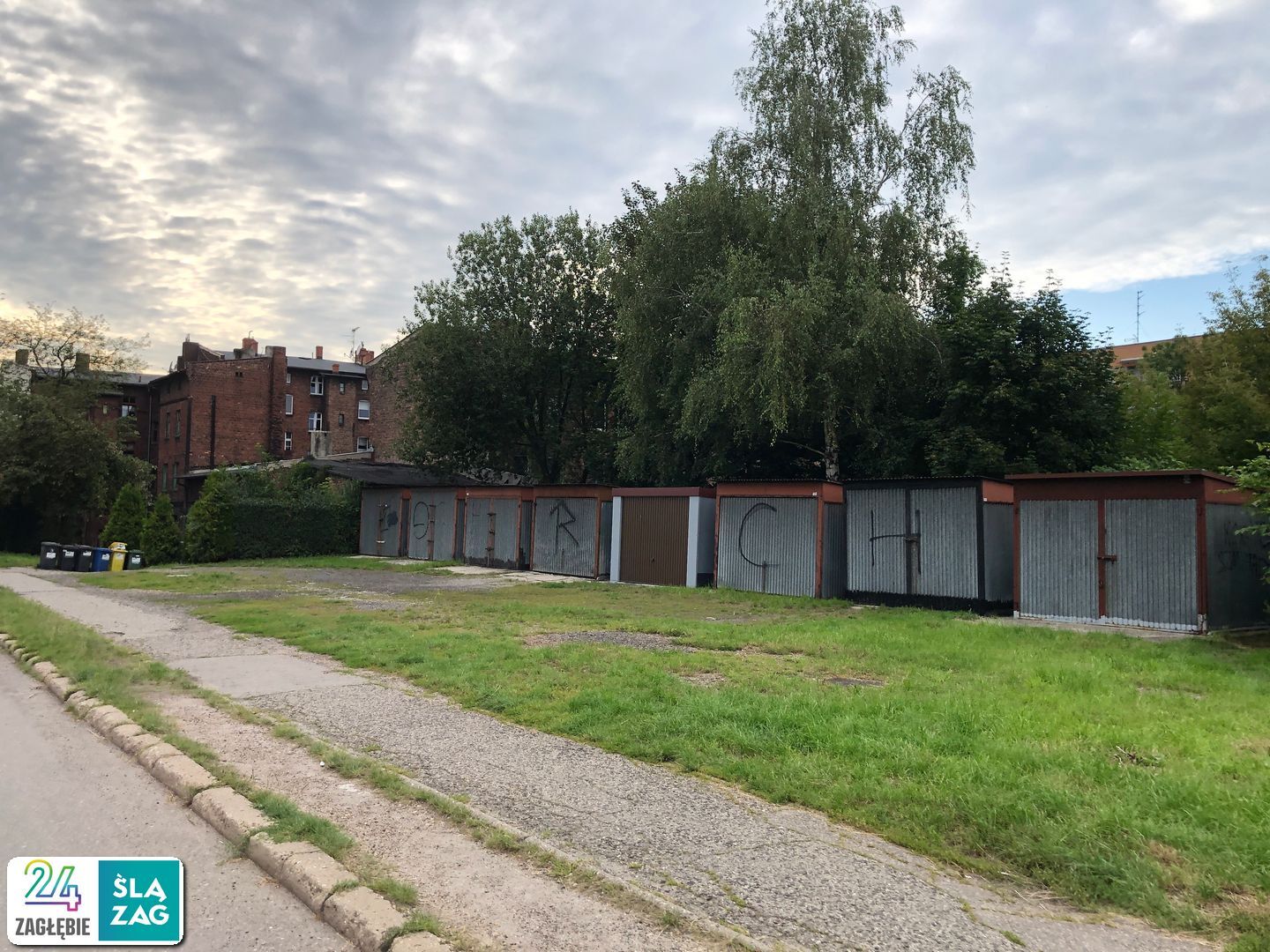 Bytom-Łagiewniki. Garaże przy ul. Mikołaja Adamka. Test nawigacji rowerowych: Google Maps, Apple Maps, Mapy.cz. Zdjęcia z trasy. 9 sierpnia 2025.