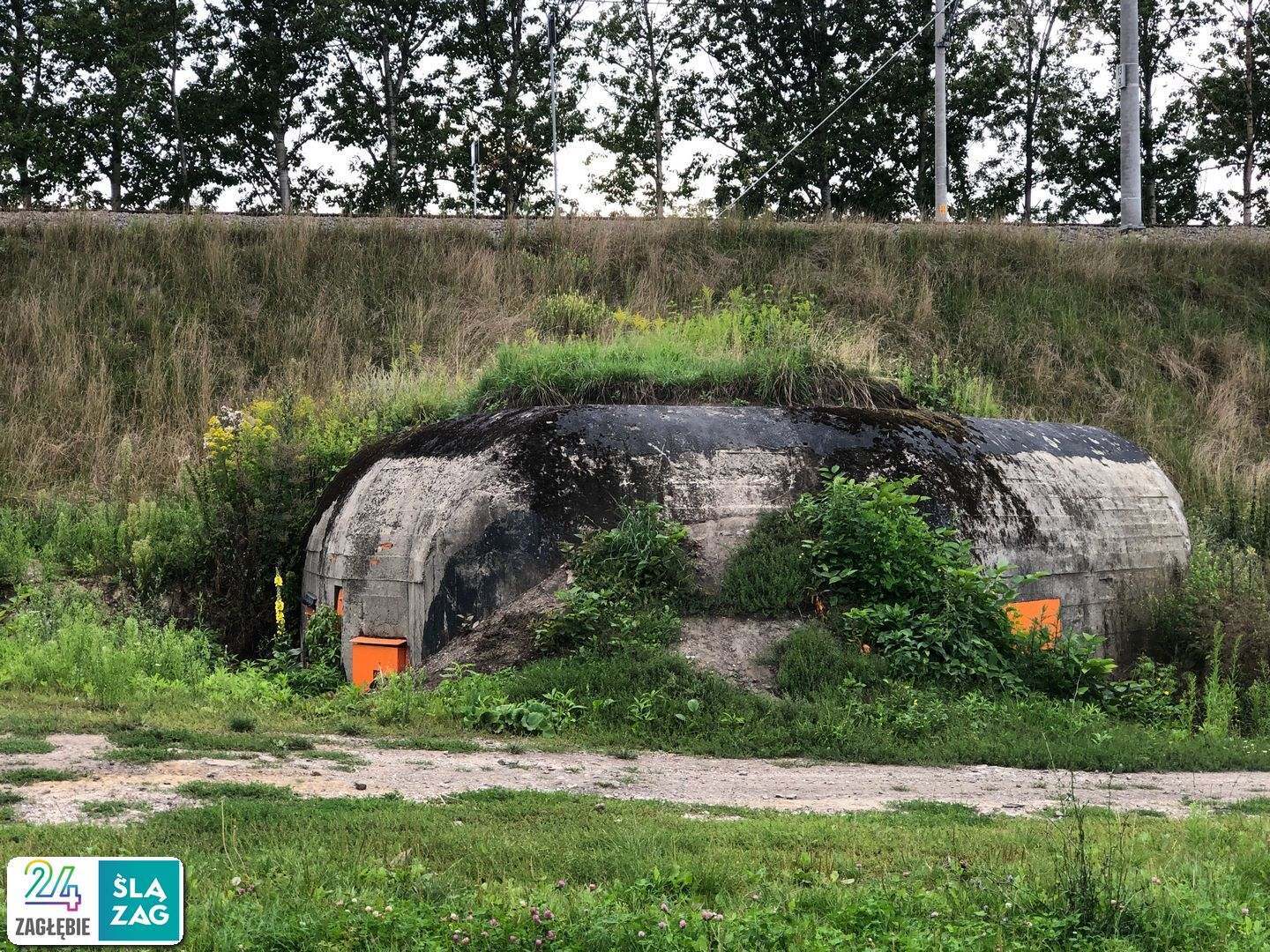 Bytom. Ul. Krzyżowa. Rezerwat Żabie Doły. Bunkier. Test nawigacji rowerowych: Google Maps, Apple Maps, Mapy.cz. Zdjęcia z trasy. 9 sierpnia 2025.