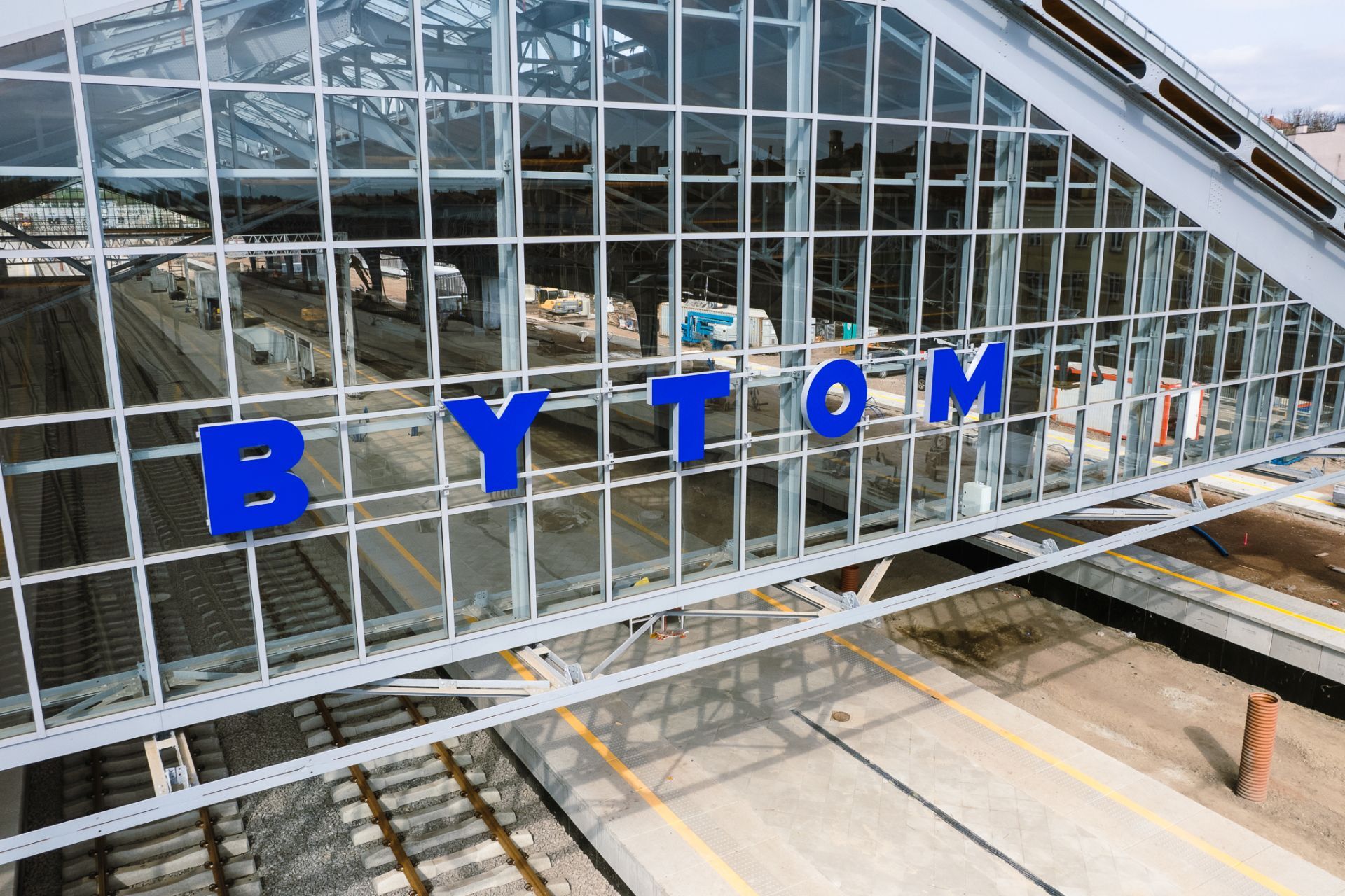 Na odnowionej hali peronowej w Bytomiu jest już TEN napis.