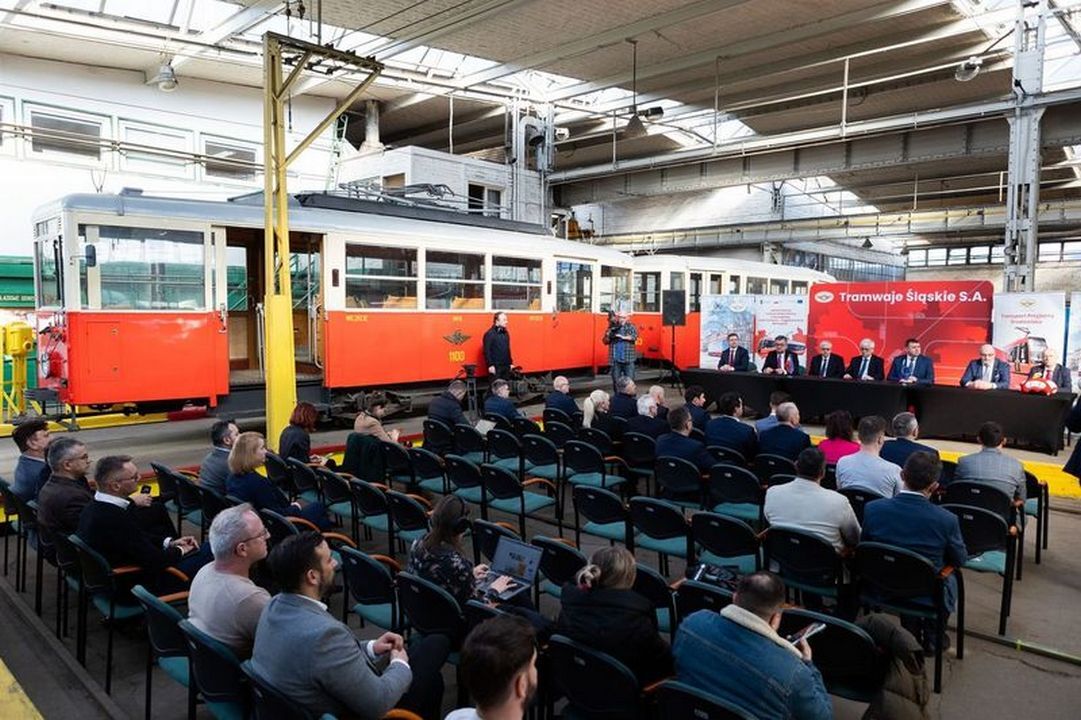 Chorzów. Podpisanie umowy dostawy taboru dla Tramwajów Śląskich S.A. z Pesa Bydgoszcz S.A. i Modertrans Poznań sp. z o.o. w siedzibie przewoźnika. 4 lutego 2025.