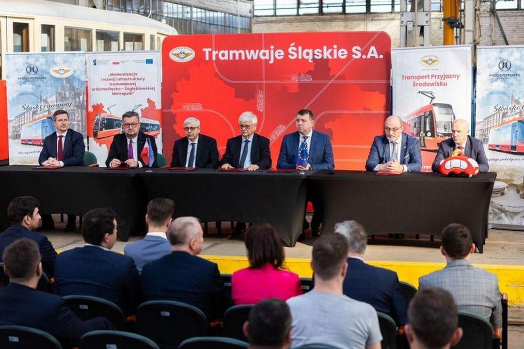Chorzów. Podpisanie umowy dostawy taboru dla Tramwajów Śląskich S.A. z Pesa Bydgoszcz S.A. i Modertrans Poznań sp. z o.o. w siedzibie przewoźnika. 4 lutego 2025.