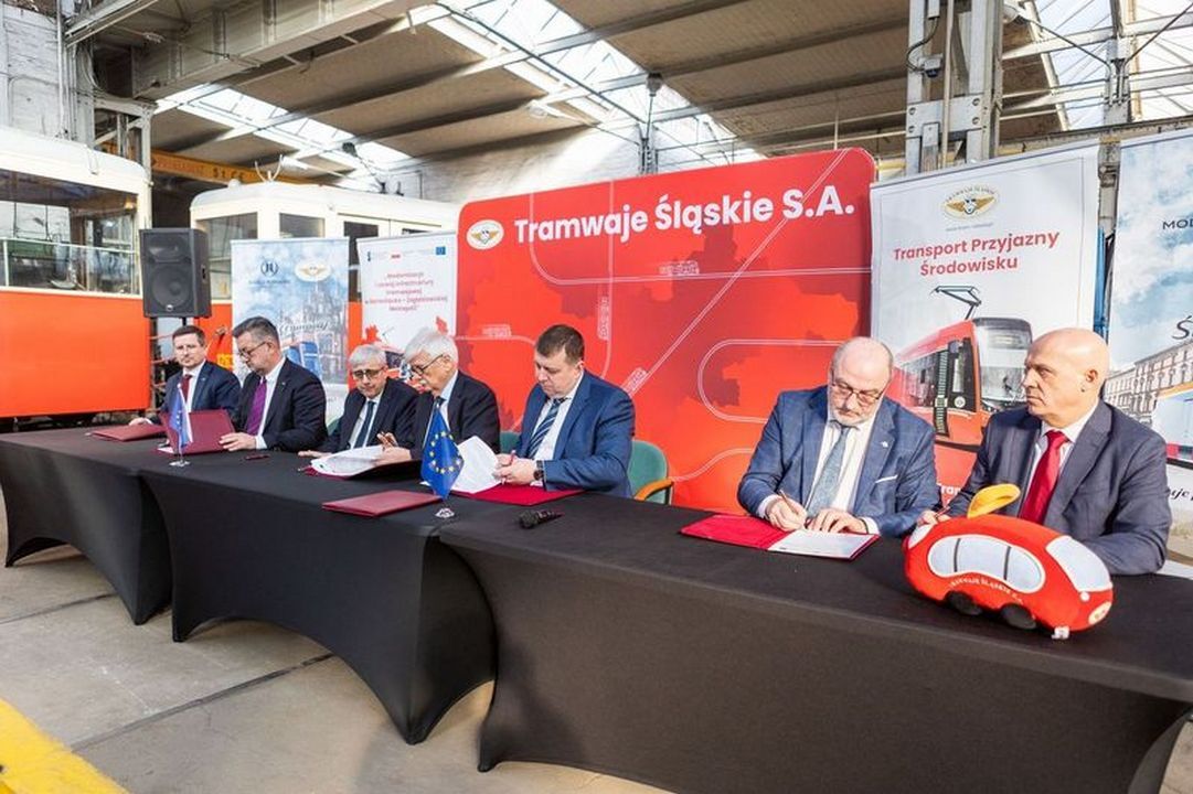 Chorzów. Podpisanie umowy dostawy taboru dla Tramwajów Śląskich S.A. z Pesa Bydgoszcz S.A. i Modertrans Poznań sp. z o.o. w siedzibie przewoźnika. 4 lutego 2025.