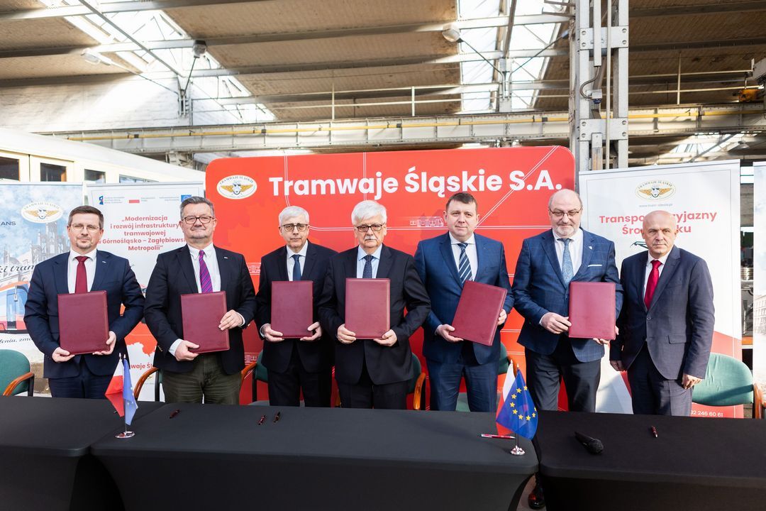 Chorzów. Podpisanie umowy dostawy taboru dla Tramwajów Śląskich S.A. z Pesa Bydgoszcz S.A. i Modertrans Poznań sp. z o.o. w siedzibie przewoźnika. 4 lutego 2025.