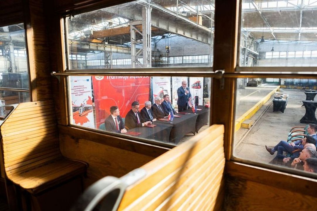Chorzów. Podpisanie umowy dostawy taboru dla Tramwajów Śląskich S.A. z Pesa Bydgoszcz S.A. i Modertrans Poznań sp. z o.o. w siedzibie przewoźnika. 4 lutego 2025.