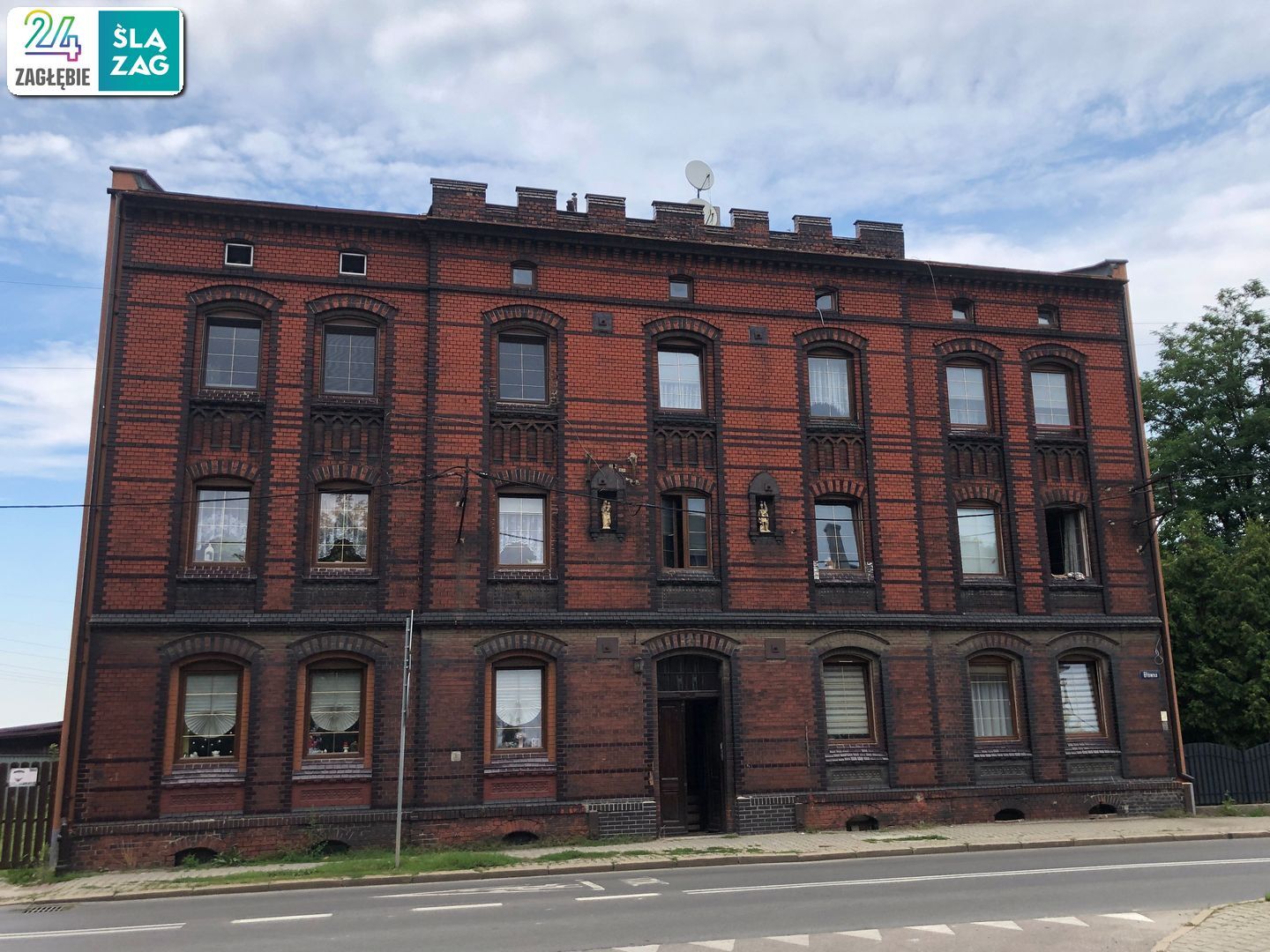 Chorzów. Kamienica przy ul. Głównej. Test nawigacji rowerowych: Google Maps, Apple Maps, Mapy.cz. Zdjęcia z trasy. 9 sierpnia 2025.