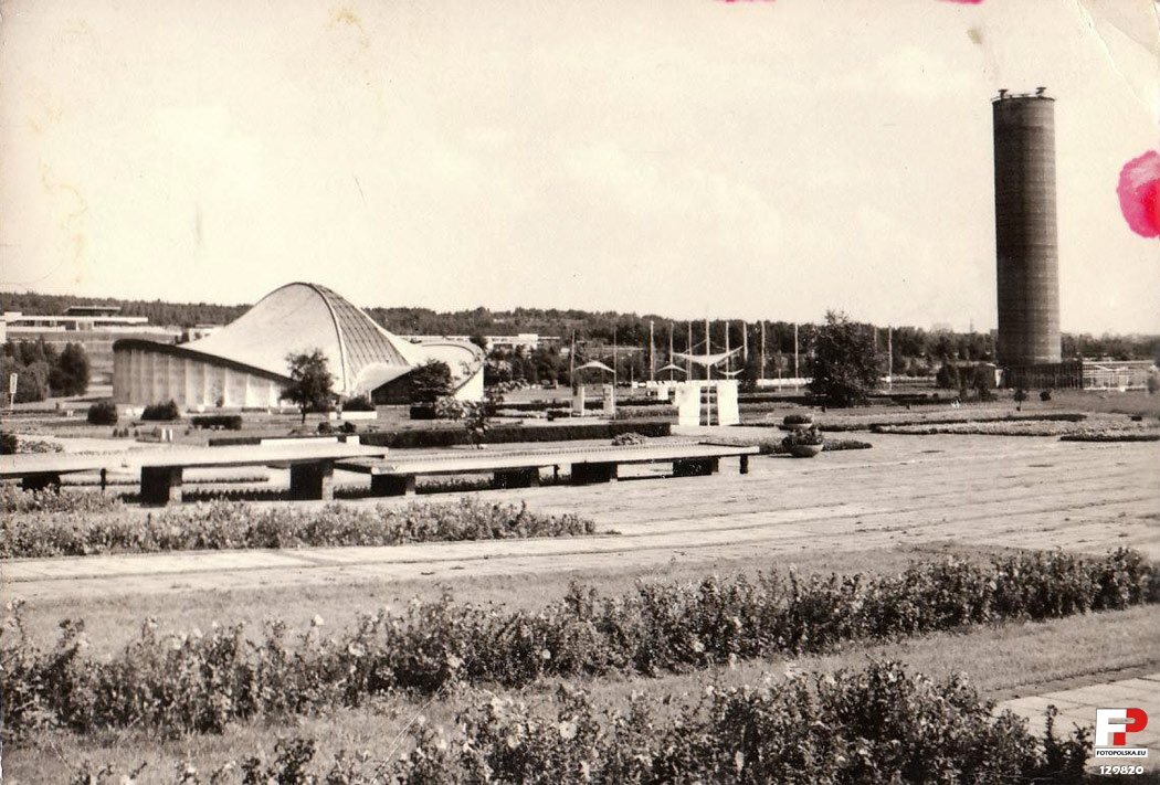 Chorzów. Hala „Kapelusz” i szklarnia wieżowa w Wojewódzkim Parku Kultury i Wypoczynku. Lata 1968 – 1970.