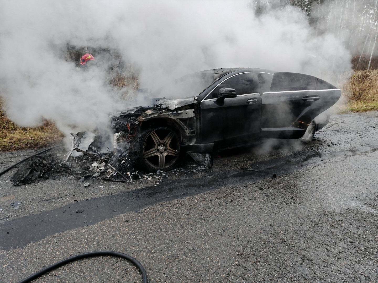Chruszczobród. Pożar samochodu osobowego Mercedes-Benz CLS. 20 listopada 2025.
