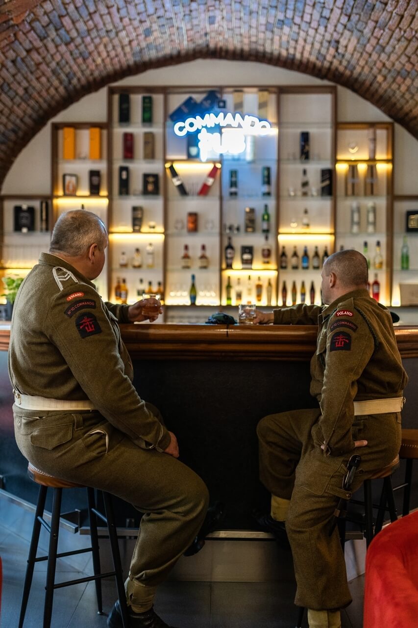 Wnętrza „Commando Pub”. W historycznych mundurach żołnierzy 1. Samodzielnej Kompanii Commando pozują rekonstruktorzy z GRH „Commando”