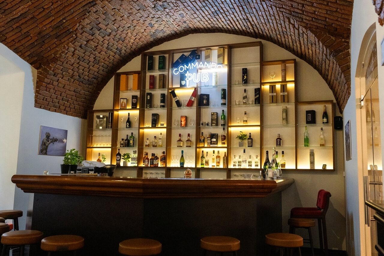 Wnętrza „Commando Pub”
