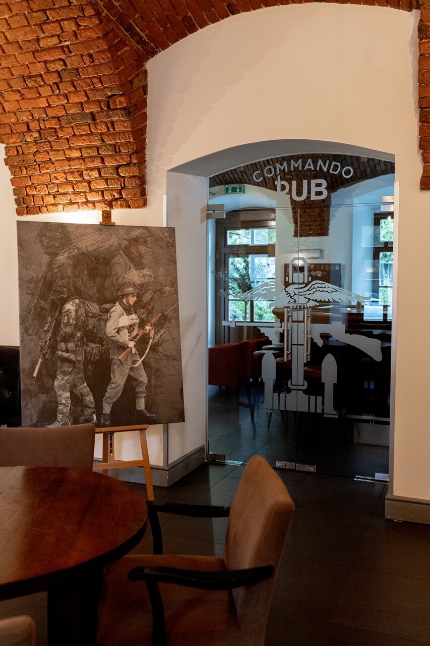 Wnętrza „Commando Pub”
