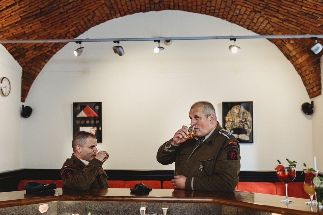 Wnętrza „Commando Pub”. W historycznych mundurach żołnierzy 1. Samodzielnej Kompanii Commando pozują rekonstruktorzy z GRH „Commando”