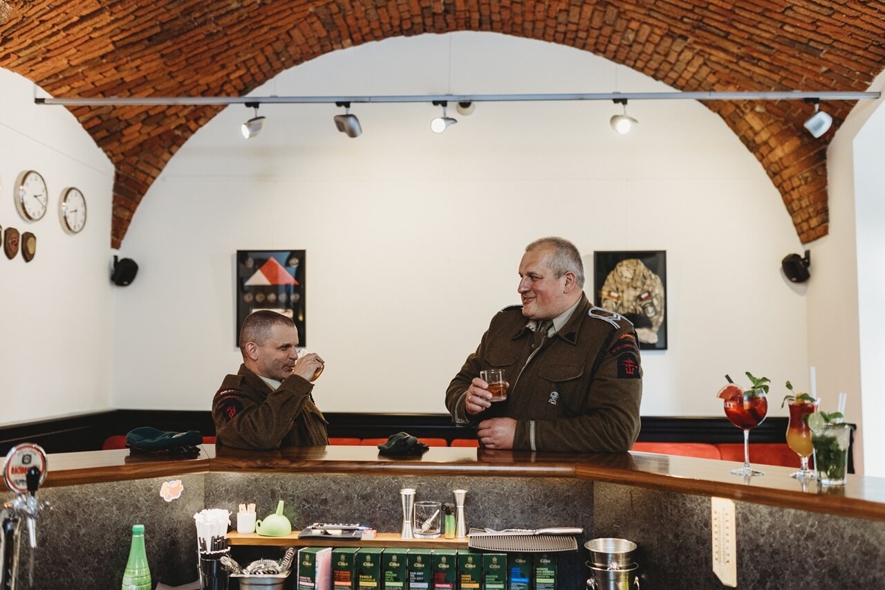 Wnętrza „Commando Pub”. W historycznych mundurach żołnierzy 1. Samodzielnej Kompanii Commando pozują rekonstruktorzy z GRH „Commando”