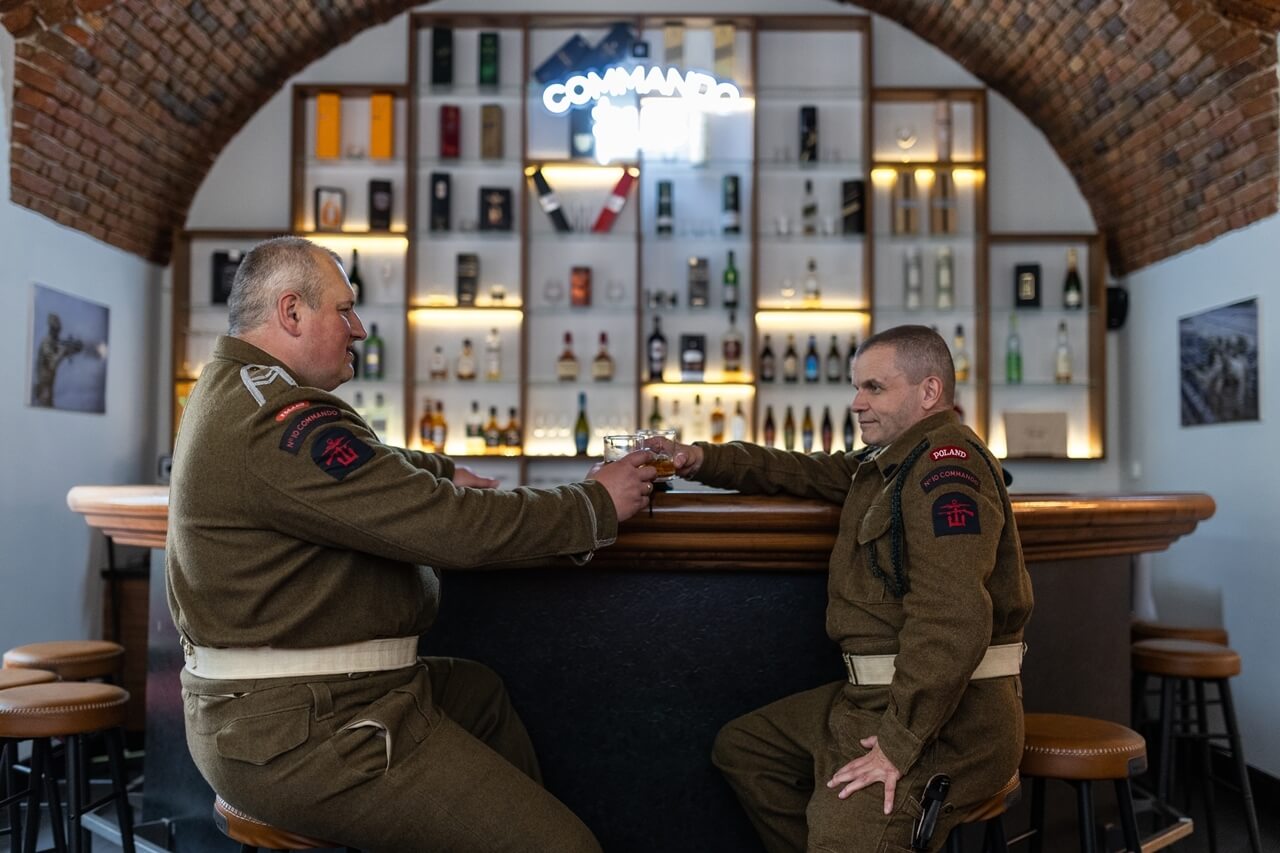 Wnętrza „Commando Pub”. W historycznych mundurach żołnierzy 1. Samodzielnej Kompanii Commando pozują rekonstruktorzy z GRH „Commando”