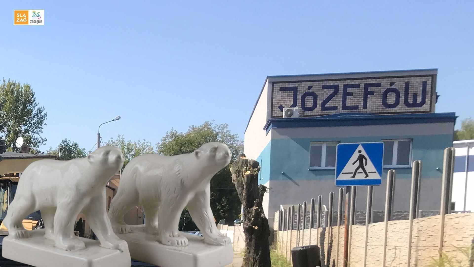 Czeladź. Dawne Zakłady Ceramiczne »Józefów« w Czeladzi. Niedźwiedzie – figurki ceramiczne tam wyprodukowane, symbole firmy
