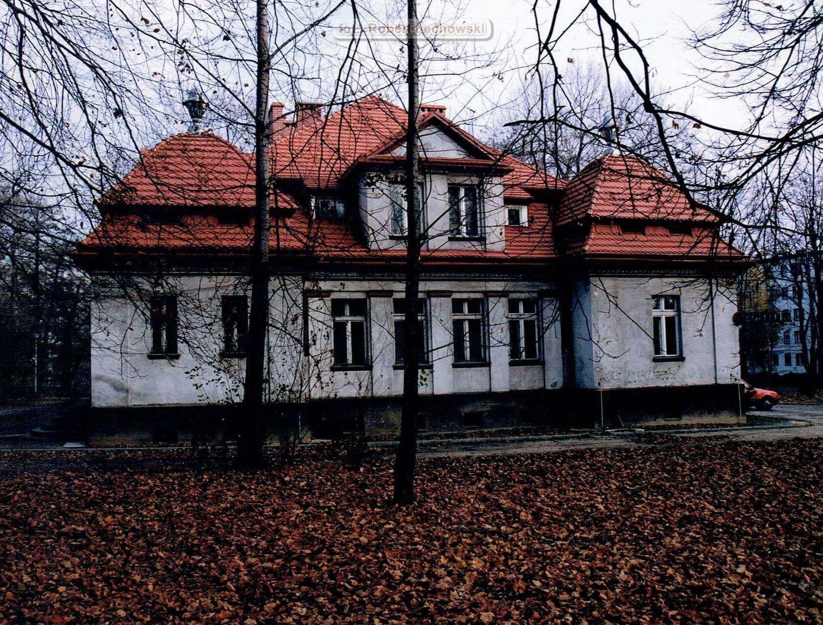 Czeladź. Ulica Bolesława i Władysława Dehnelów. „Pałacyk pod filarami” (obecnie Muzeum „Saturn”), elewacja zachodnia. Lata 1997 – 2001.