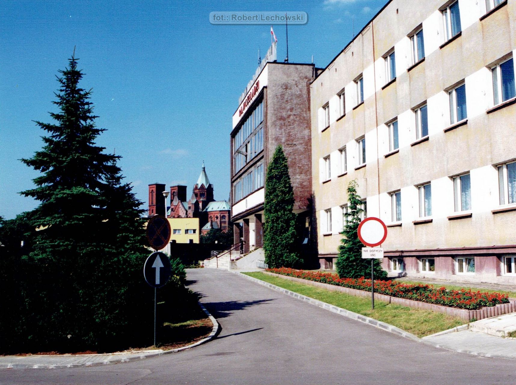 Czeladź. Urząd Miasta. W tle kościół pod wezwaniem Św. Stanisława Biskupa i Męczennika. Lata 1997 – 2001.