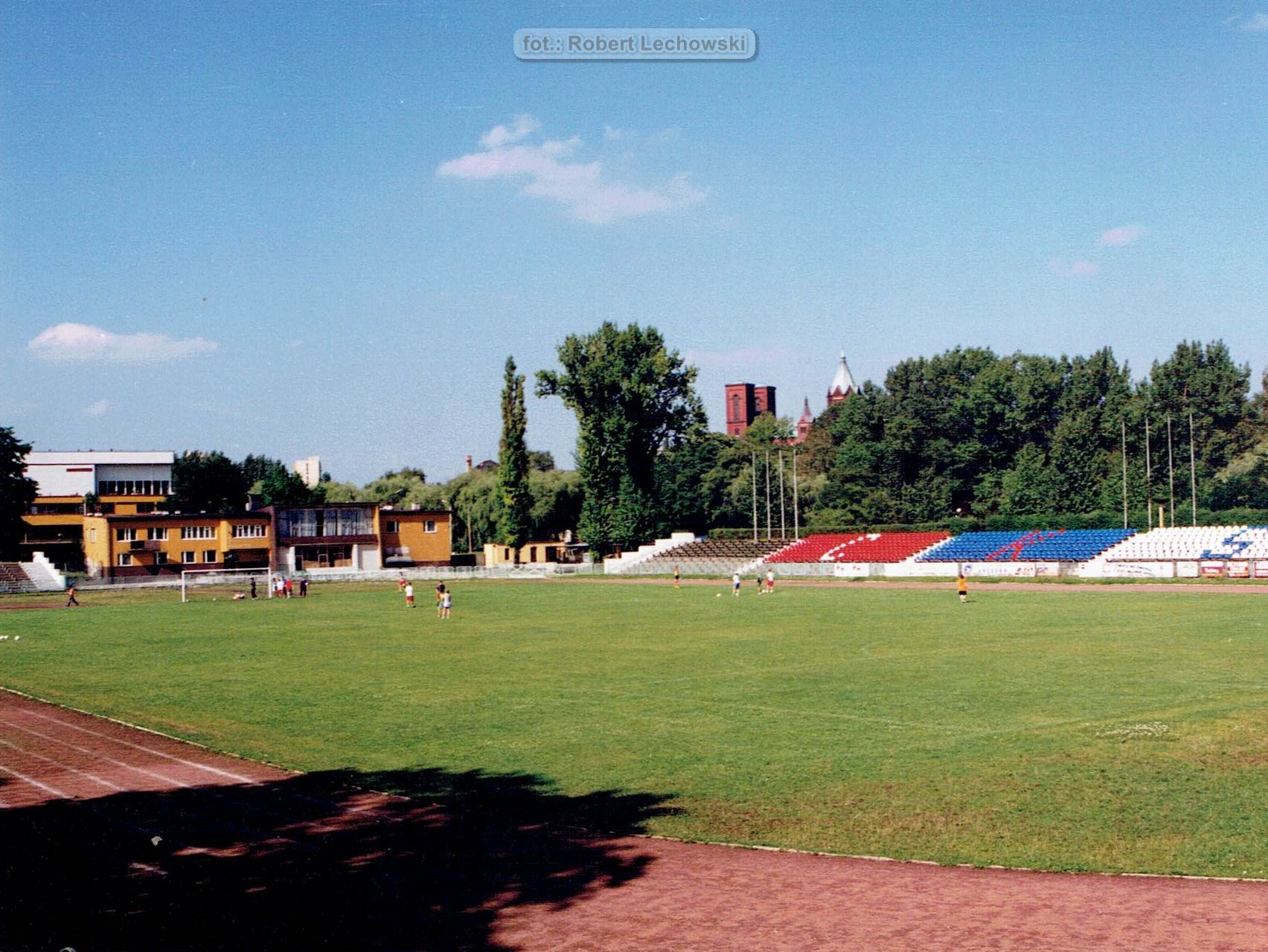 Czeladź-Zarzecze. Stadion Miejski. W tle kościół pod wezwaniem Św. Stanisława Biskupa i Męczennika. Lata 1997 – 2001.