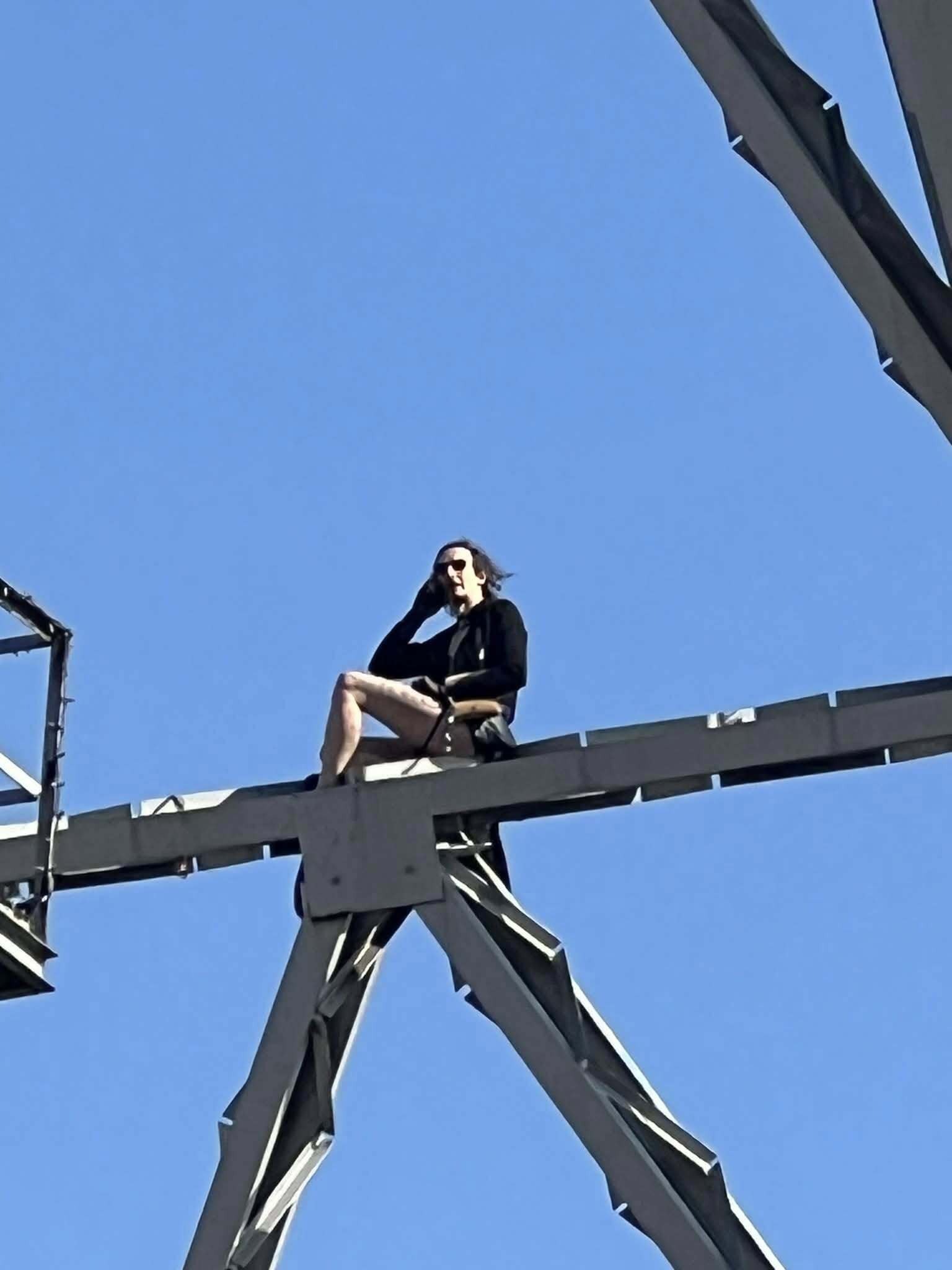 Mężczyzna wspiął się na wieżę przy SCC Katowice