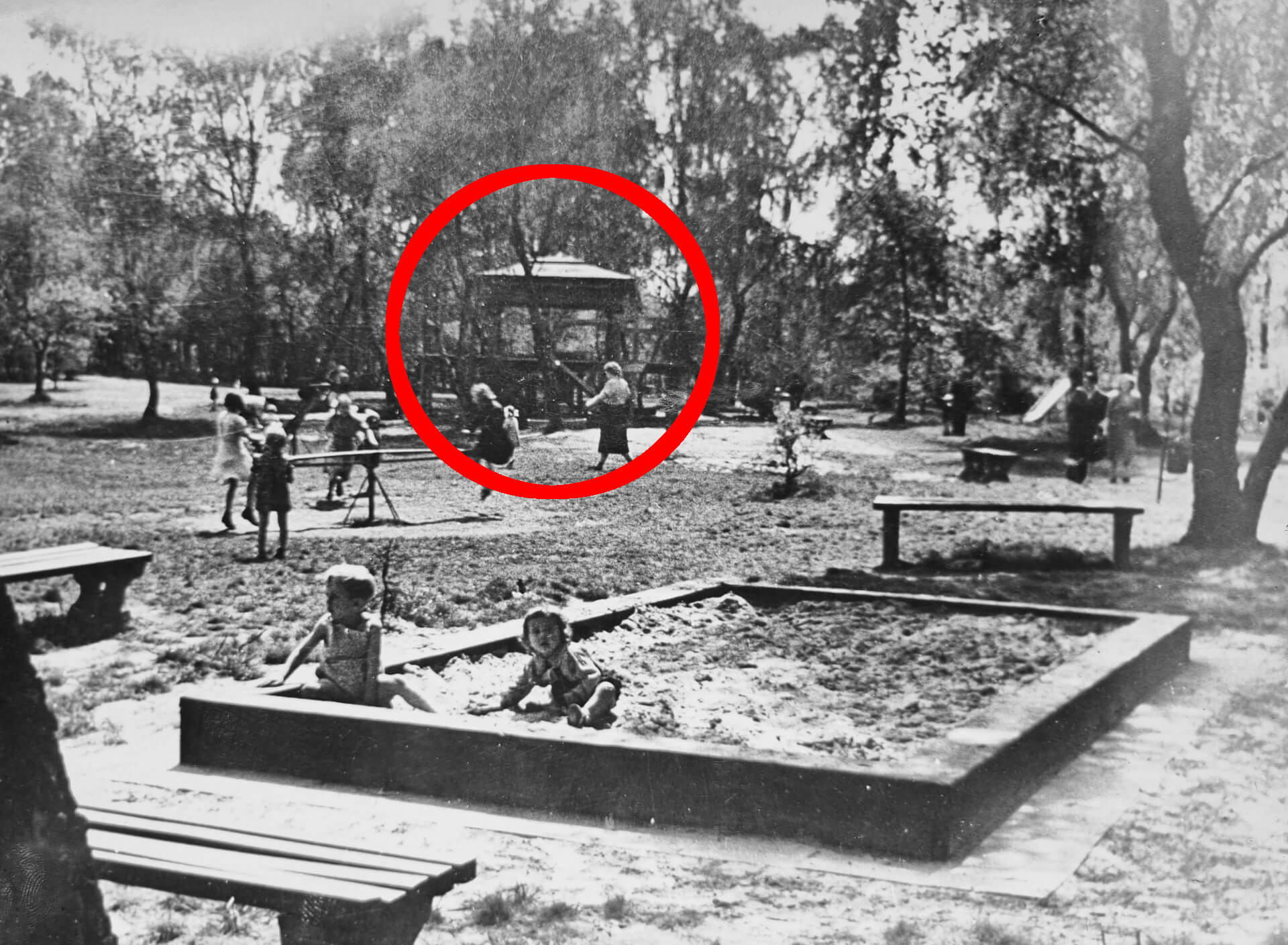 Widoczna w głębi fotografii altana została zasypana. Czym była?