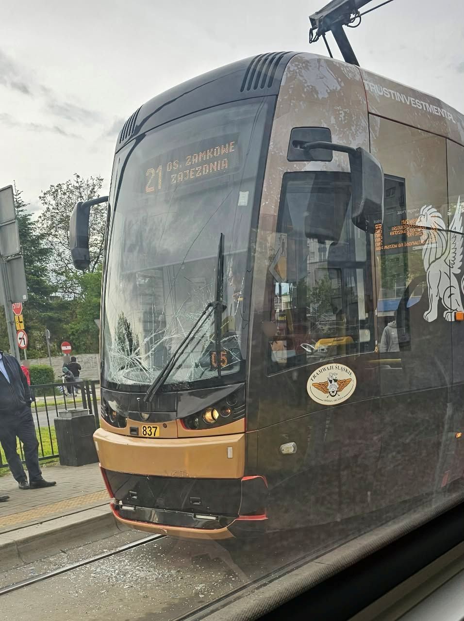 Dąbrowa Górnicza. Aleja Róż. Kolizja tramwaju i autobusu na przystanku łączonym. 15 maja 2026