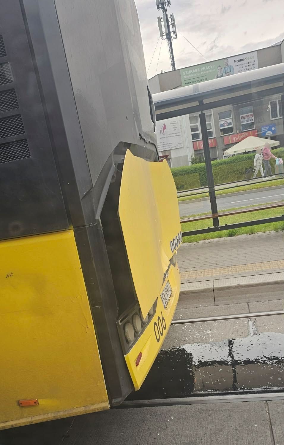 Dąbrowa Górnicza. Aleja Róż. Kolizja tramwaju i autobusu na przystanku łączonym. 15 maja 2026